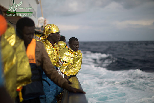 مهاجران نجات یافته از دریای مدیترانه  در عرشه کشتی گالف آزوزا
