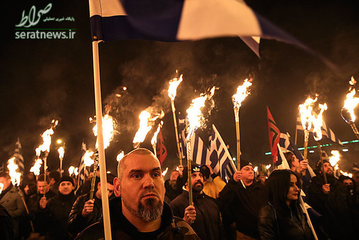 حامیان حزب راست افراطی طلوع طلایی در حال حمل مشعل در مراسم بزرگداشت سه افسر کشته شده نیروی دریایی یونان در سال 1996