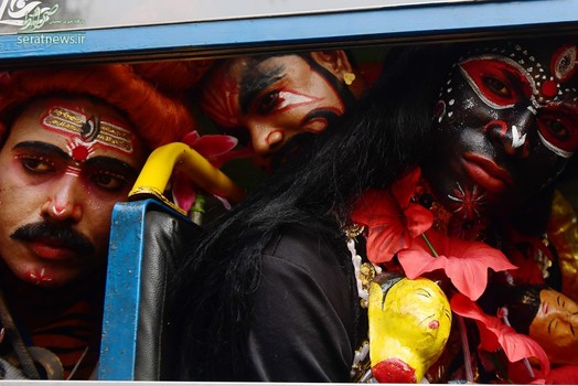 هنرمندان هندی در لباس خدایان هندو در داخل یک اتوبوس