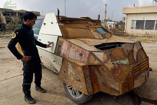 یک نیروی ارتش عراق در کنار خودروی انتحاری داعش در شرق موصل