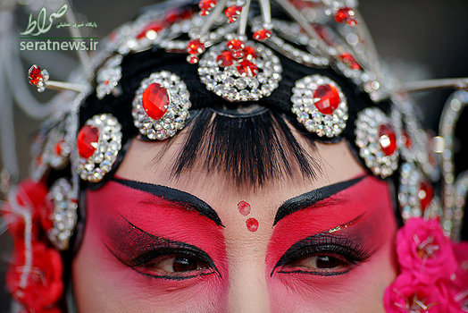 گریم یک هنرمند چینی برای رفتن به روی صحنه به مناسبت سال نو چینی