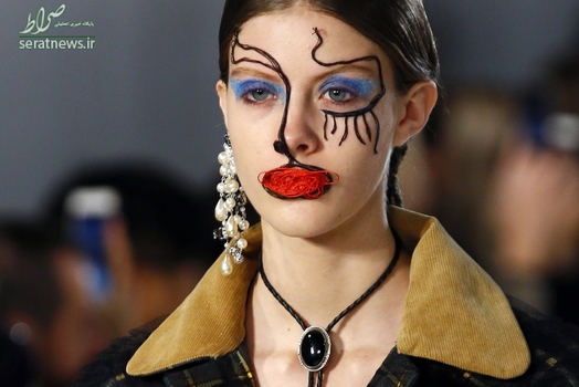 یک مدل در هفته مد پاریس