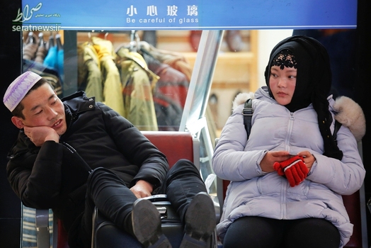 انتظار شهروندان مسلمان چینی در ایستگاه راه آهن پکن برای رفتن به مسافرت به مناسبت سال نو