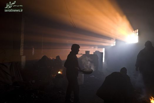 پناهجویان افغان در یک انبار متروکه در نزدیکی بلگراد صربستان