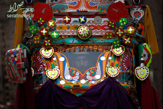 نمایی از جلوی ریکشا، وسیله نقلیه مسافربری در بزرگراه مردان پاکستان