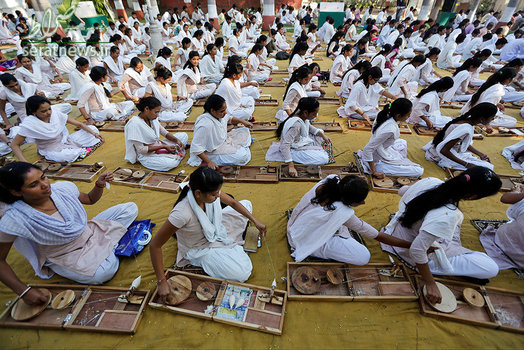 کار کردن دانشجویان دختر هندی با چرخ پنبه ریسی