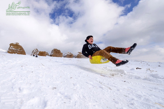 دانش آموز ترکیه ای در طول تعطیلات ترم در حال برف بازی در منطقه وان