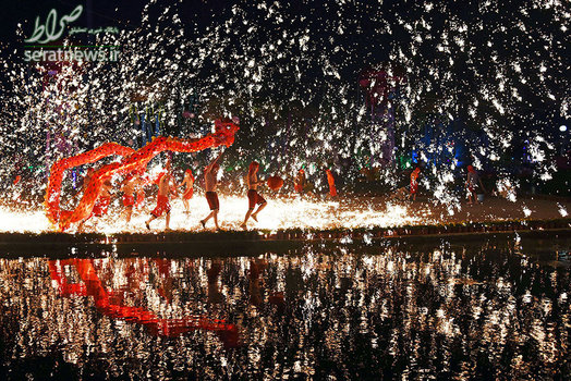 رقص ازدها زیر بارانی از آتش در مراسم جشن سال نو چینی در ووهان