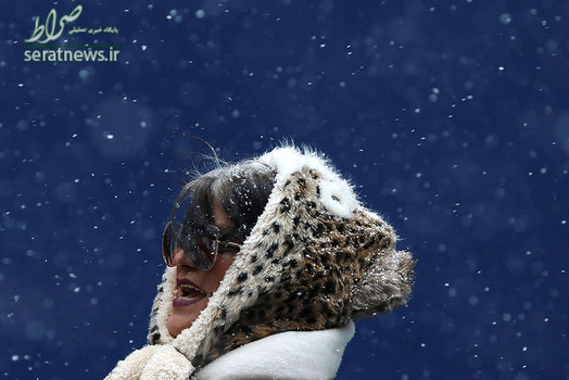 راه رفتن یک زن در برف - میدان تایمز، نیویورک