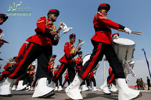 رژه گروه موسیقی نظامی ارتش سریلانکا به مناسبت شصت و نهمین سال استقلال این کشور