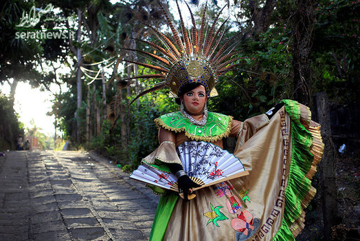 یک شرکت کننده در مراسم جشن به افتخار باکره کندلریا یک قدیس در نیکاراگوئه