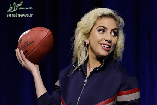 لیدی گاگا خواننده و بازیگر در یک کنفرانس خبری با توپ مسابقات لیگ ملی فوتبال آمریکا یا ان‌اف‌ال (NFL)