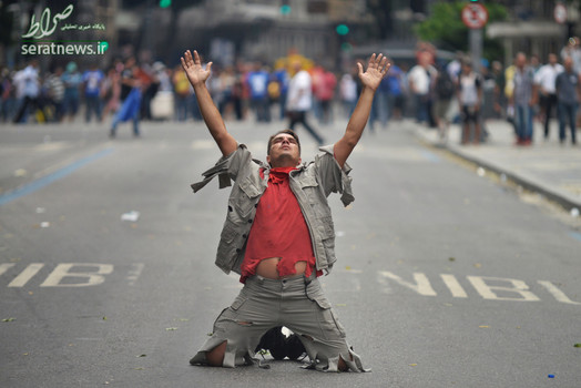 یک معترض در تظاهرات ضد ریاضت اقتصادی در مقابل مقابل مجلس قانونگذاری برزیل در ریودوژانیرو 