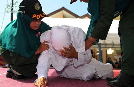 شلاق زدن به یک زن اندونزیایی به دلیل ارتباط نامشروع با یک مرد توسط مقامات شریعت در استان آچه