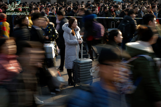 مسافران در ایستگاه راه آهن پکن در آخرین روز سال نو