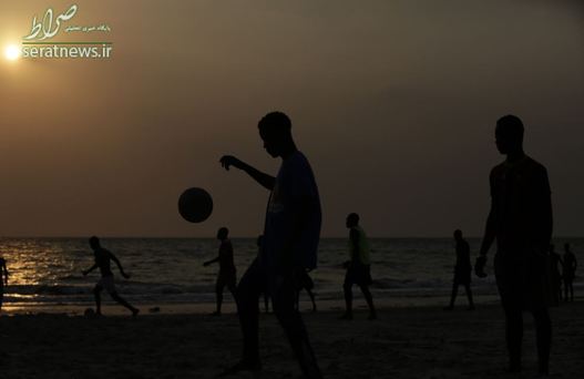 فوتبال بازی کردن جوانان گابل در ساحل  لیبرویل