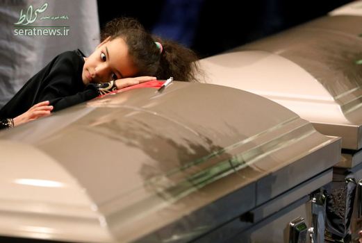 وداع یک دختر با پدرش در مراسم تشییع پیکر سه تن از قربانیان تیراندازی در مرکز اسلامی کبک سیتی کانادا