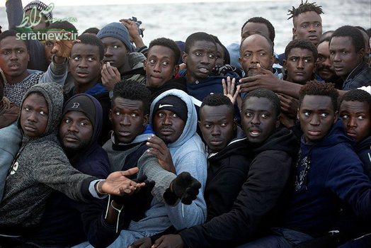 مهاجران نجات یافته از یک قایق سرگردان در دریای مدیترانه توسط گروه امداد و نجات اسپانیا