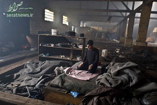 نماز خواندن یک مهاجر افغان در انبار متروکه حومه بلگراد صربستان
