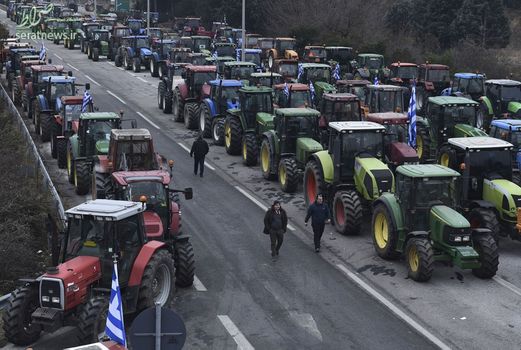 چهارمین روز اعتصاب کشاورزان یونانی با تراکتور در مرز مقدونیه
