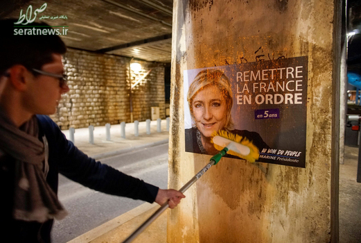 نصب پوستر انتخاباتی مارین لوپن نامزد انتخابات سال 2017 فرانسه و رهبر حزب جبهه ملی