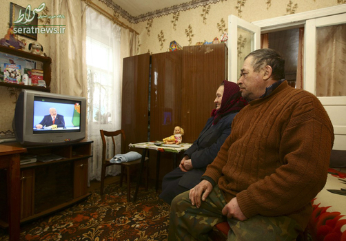 زن و شوهر روستایی در بلاروس در حال تماشای کنفرانس خبری الکساندر لوکاشنکو رییس جمهور بلاروس