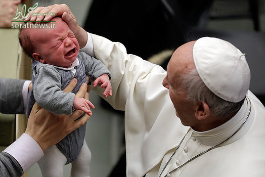 تلاش پاپ فرانسیس رهبر کاتولیک های جهان برای آرام کردن یک کودک در واتیکان