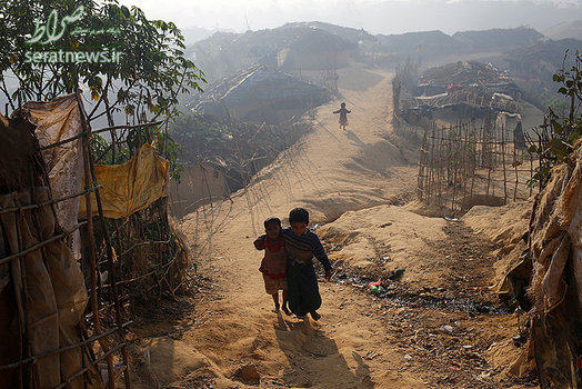 کودکان آواره روهینگیا در حال رفتن به سمت اردوگاه پناهندگان در کوکس بازار بنگلادش