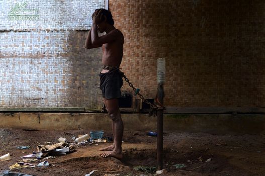 یک بیمار روانی بسته شده با زنجیر در روستای لونگ اندونزی