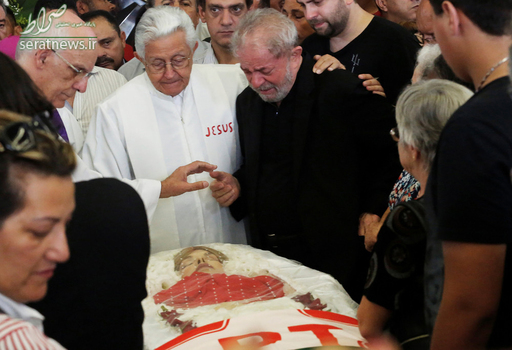 گریه لولا دا سیلوا رییس جمهور سابق برزیل در غم از دست دادن همسرش ماریسا لتیسیا. همسر رییس جمهور سابق برزیل هفته گذشته دچار سکته مغزی شد و در 66 سالگی درگذشت.