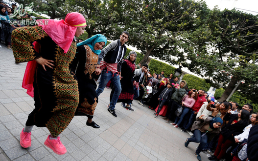 اجرای رقص سنتی دبکه فلسطینی توسط رقصنده های تونسی در خیابان حبیب بورقیبه تونس