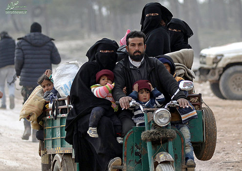 خانواده ای که در پی درگیری های شهر الباب در شمال سوریه آواره شده اند