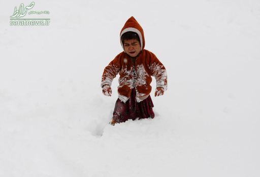 گریه یک کودک آواره افغان مانده در برف