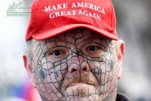 یکی از حامیان بنیامین نتانیاهو نخست وزیر رژیم صهیونیستی با کلاه ترامپ در جریان سفر وی به لندن