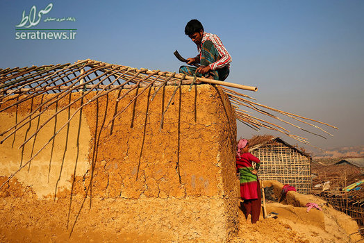 روهینگیاهای تازه وارد به منطقه کوکس بازار بنگلادش در حال ساخت یک سرپناه موقت