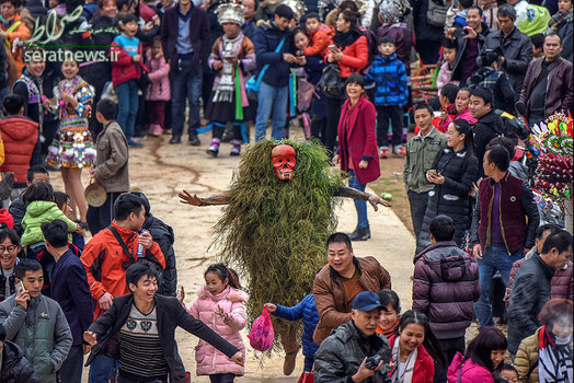 یک مرد قوم مایو شرکت کننده در جشن سال نو چینی با پوشش سنتی 