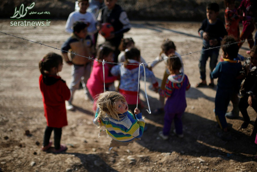 تاپ بازی کودک آواره عراقی در کمپ  آوارگان خازر در شمال شرق موصل