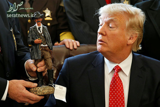 اهدای مجسمه یک کلانتر به دونالد ترامپ رییس جمهور آمریکا در جریان دیدار با کلانترهای در کاخ سفید