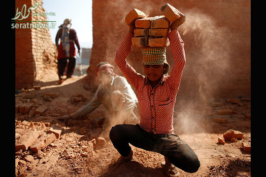 کارگر کارخانه آجرپزی در حال حمل آجر با سر در نپال