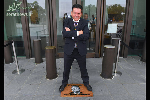 سناتور نیک زنوفون از پادری منقش به چهره دونالد ترامپ رییس جمهور آمریکا رونمایی کرد