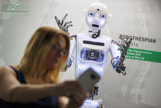 سلفی گرفتن یک زن با یک روبات در نمایشگاهی در لندن