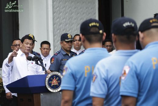 رودریگو دوترته، رئیس جمهوری فیلیپین در حال سرزنش کردن افسران پلیس گمراه و فاسد