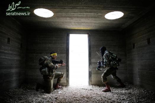 سرباز اسرائیلی با یونیفرم حزب الله و پیشانی بند در یک رزمایش جنگ شهری در جنوب اسرائیل