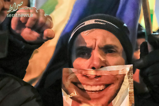 اعتراضات علیه رییس جمهور رومانی مقابل کاخ ریاست جمهوری در بخارست