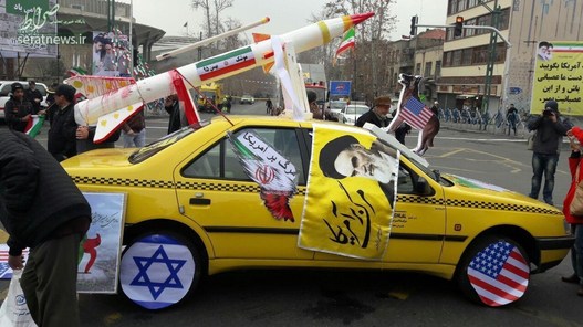 ماکت/ موشک بهمن 57 در راهپیمایی 22 بهمن