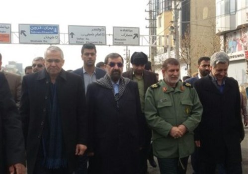  محسن رضایی، دبیر مجمع تشخیص مصلحت نظام دقایقی پیش در جمع پرشور راهپیمایان ۲۲ بهمن در کرج حضور پیدا کرد. 