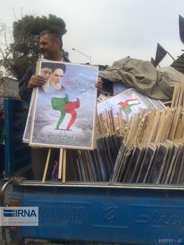 خودروی توزیع پلاکارد در راهپیمایی 22 بهمن تهران . عکس : محمدطاهری