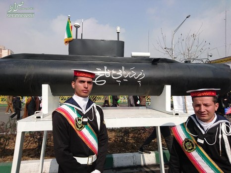 ماکت زیردریایی فاتح در راهپیمایی امروز