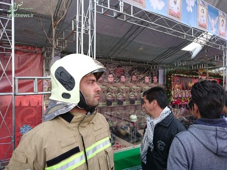 نمایش تجهیزات باقیمانده از شهدای آتش‌نشان حادثه پلاسکو در راهپیمایی امروز