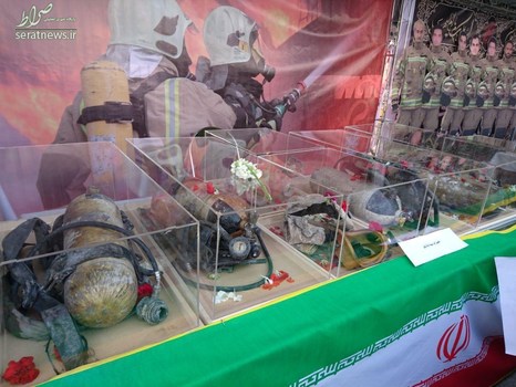 نمایش تجهیزات باقیمانده از شهدای آتش‌نشان حادثه پلاسکو در راهپیمایی امروز